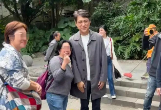 48岁靳东去广西被偶遇，满头白发又高又瘦，大妈粉激动到疯狂尖叫