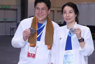 郭晶晶带老公挑战10公里跑步，夫妻并肩冲线，终点举奖牌庆祝