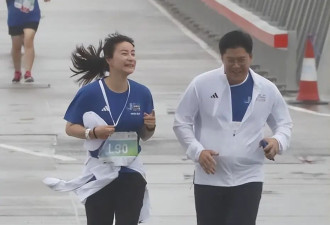 郭晶晶带老公挑战10公里跑步，夫妻并肩冲线，终点举奖牌庆祝