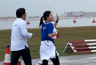 郭晶晶带老公挑战10公里跑步，夫妻并肩冲线，终点举奖牌庆祝