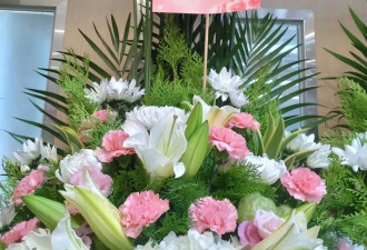 焦恩俊送花圈悼念前岳父，54岁前妻瘦成纸片人