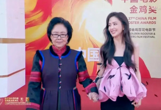 斯琴高娃断崖式衰老，拄拐杖仍步履蹒跚...