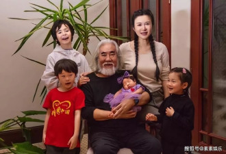 张纪中为四胎女儿办满月，全家福寓意美满