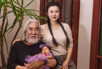 张纪中为四胎女儿办满月，全家福寓意美满