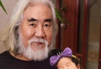 张纪中为四胎女儿办满月，全家福寓意美满