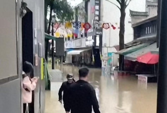宁波发生江水倒灌 市民:一两分钟水就涨起