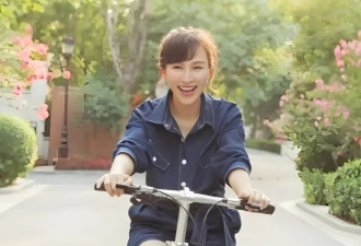 她19岁与导演私奔 裸婚生3胎 再被丈夫捧红