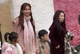 50岁林志玲低调来河南，穿着粉嫩美回20岁，和孩子们在一起似姐姐
