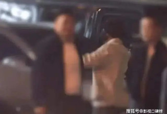 王宝强带着女友聚餐,冯青身材火辣,又美又飒...