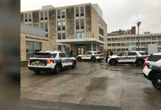 加拿大大学校园内有人持大刀 多人报案！全城警报 学校发避难通知