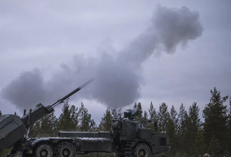 北约多国在芬兰举行炮兵实弹射击演习