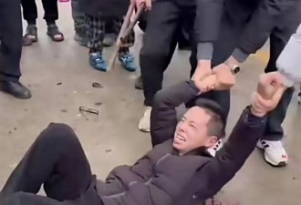 湖南常德小学车撞人司机外貌曝光 民众围殴 车头撞凹…