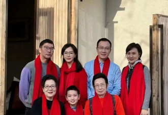 47岁陈数全家福曝光，83岁妈妈长相年轻打扮时髦，52岁老公儒雅帅气