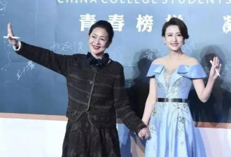 65岁倪萍被小鲜肉牵手走红毯，暴瘦后的她容光焕发打扮时髦，相差几十岁似同龄人！
