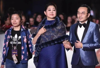 65岁倪萍被小鲜肉牵手走红毯，暴瘦后的她容光焕发打扮时髦，相差几十岁似同龄人！