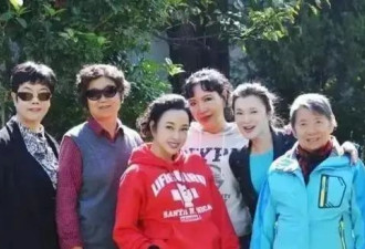 刘晓庆出游被偶遇，68岁妹妹已老成奶奶，74岁的她扎麻花辫似少女！