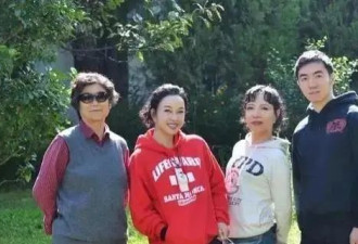 刘晓庆出游被偶遇，68岁妹妹已老成奶奶，74岁的她扎麻花辫似少女！