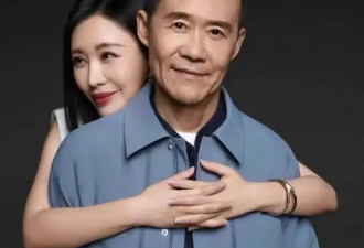 73岁王石与43岁娇妻合体亮相，她打扮清凉性感迷人，老王精神抖擞
