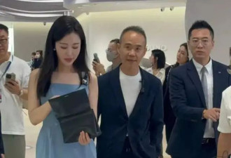 73岁王石与43岁娇妻合体亮相，她打扮清凉性感迷人，老王精神抖擞