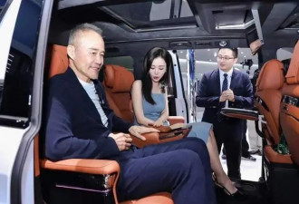 73岁王石与43岁娇妻合体亮相，她打扮清凉性感迷人，老王精神抖擞