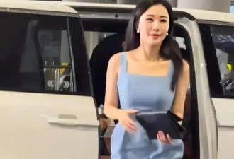 73岁王石与43岁娇妻合体亮相，她打扮清凉性感迷人，老王精神抖擞