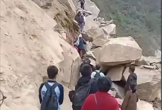 湖南一山区学生攀爬堵路巨石上学，当地回应