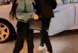 叶珂开500万豪车现身，和黄晓明成鲜明对比