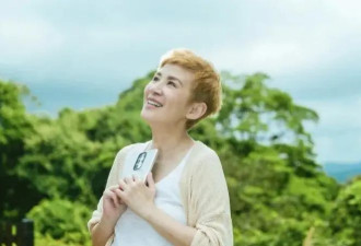 59岁的喜剧女王，从不内耗