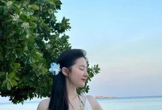 37岁刘亦菲近照曝光，夏日海滩慵懒畅玩，美腿太吸引眼球