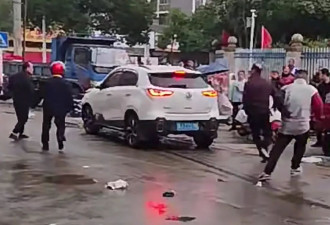 一周以来第三起恶性事件,小学外男子驾车冲撞人群