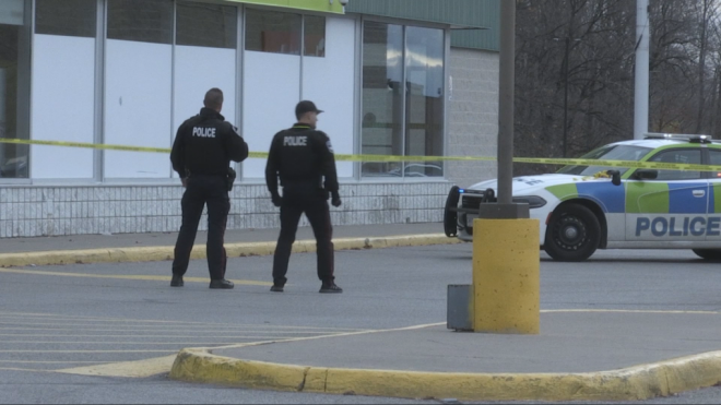 Police conduct an active investigation that required businesses and residents in the immediate area to evacuate in Barrie, Ont., on Tues., Nov. 19, 2024. (CTV News/Alessandra Carneiro) 