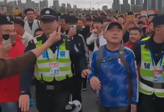 一名日本球迷被数百中国人围攻 警察这么处理…