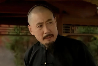 88岁焦晃近况：烟不离手衣服烫满了洞 和小30岁三婚妻子住楼梯房
