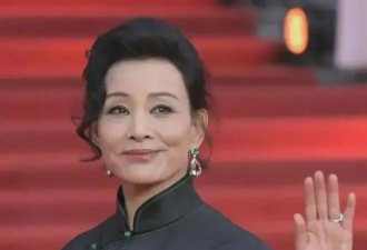 65岁陈冲不愧是影后，穿黑色旗袍端庄贵气，意外撞脸刘晓庆！