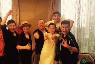 许晴和同学聚会照曝光！其他同学都已成中年人，55岁她仍嫩似少女