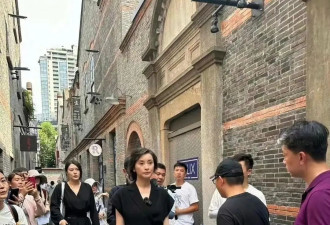 52岁吴越街上被偶遇，素颜很美气质优雅，未婚未育状态自然年轻