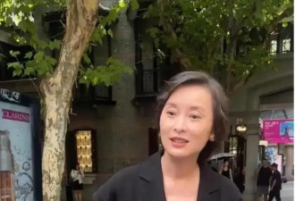 52岁吴越街上被偶遇，素颜很美气质优雅，未婚未育状态自然年轻
