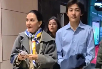 刘烨妻子带儿女看电影，14岁诺一身高一米八