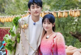 金莎和小男友孙丞潇车内缠绵亲吻，感情依然浓郁