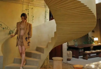 陈赫前妻许婧晒近照，内衣外穿性感秀出新高度，腹肌马甲线太养眼