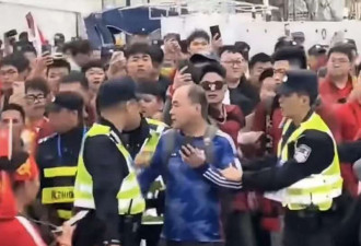 一名日本人被当成汉奸 被中国警察当众扒了球衣