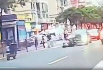 珠海汽车失控撞过斑马线行人 多人倒地传3丧生