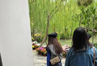 53岁杨钰莹近照曝光，脸型圆润法令纹明显，造型穿搭有些老气