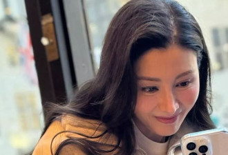 李嘉欣久违晒照，手部衰老痕迹明显