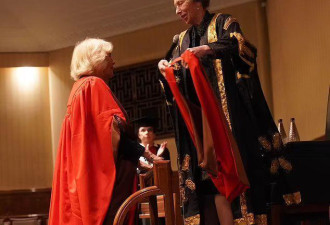 77岁卡米拉下跪面对安妮公主 姑嫂和睦但难亲密