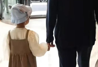 73岁王石独自带娃，4岁幼女身高惊人