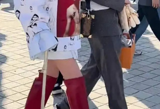 萧亚轩和小鲜肉牵手亮相！她拄拐杖但身姿挺拔，爱情的力量真神奇