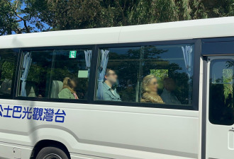 宾客表情十分惊讶 薄瓜瓜婚礼宾客都是洋面孔