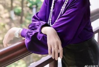 71岁赵雅芝近况曝光！现身友人聚会补过生日，身材苗条面部零皱纹
