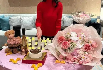 71岁赵雅芝近况曝光！现身友人聚会补过生日，身材苗条面部零皱纹